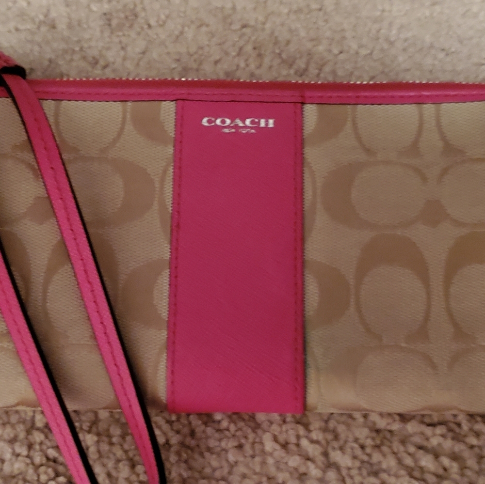 Coach Signature Fabric Zippy Wristlet